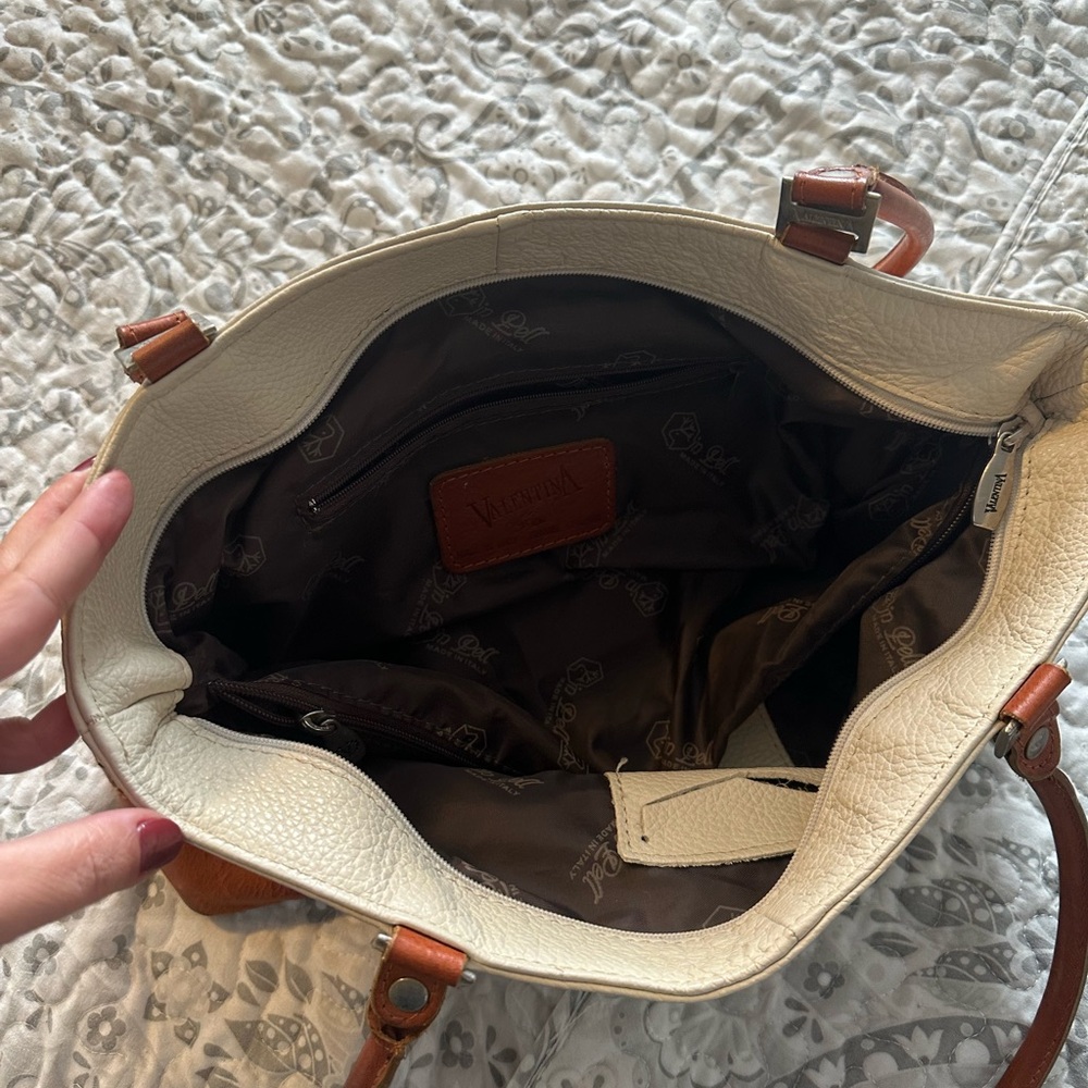 Elegant Cream and Tan Leather Tote Bag - Picture 3 of 3